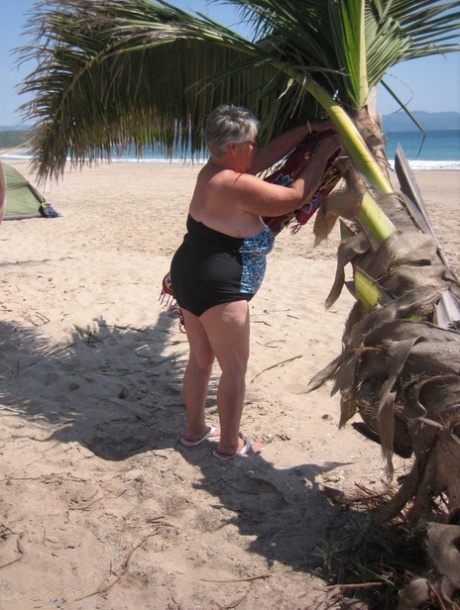 abuela peluda atragantándose con una polla xxx de alta calidad foto