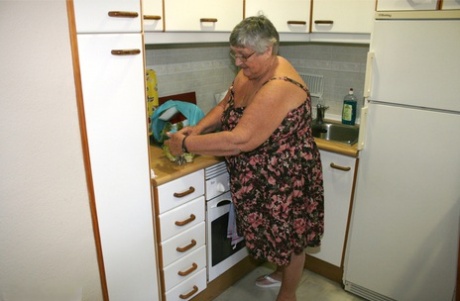 mujeres mayores en la cocina follando bastante pornografico foto