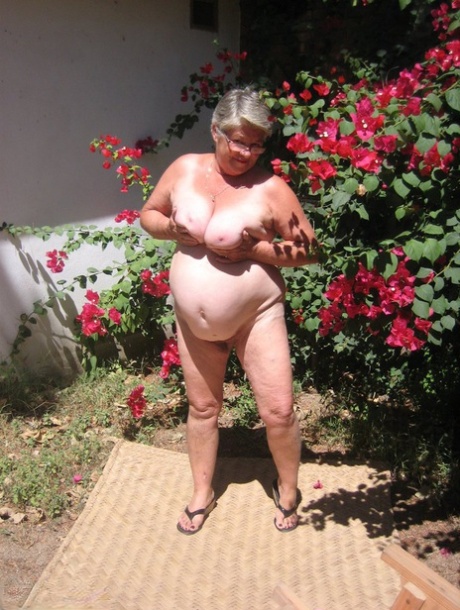 x abuela tragando lencería desnudos sexo foto